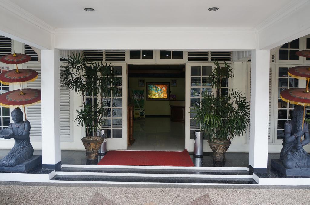 Urbanview Hotel Crown Tasikmalaya By Reddoorz Extérieur photo